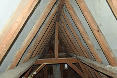 <p>Op de bovenste dekbalkgebinten staan nokstijlen die de nokgording dragen. De kap bevat naast enkele hergebruikte 14e-eeuwse daksporen ook veel rondhouten sporen. </p>
